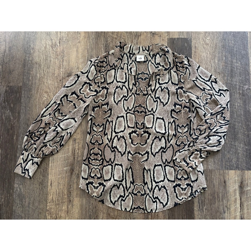 Cabi Serpentine Blouse 3759 Snakeskin Print Ruffle Neck Top Small Neutral - Picture 1 of 6